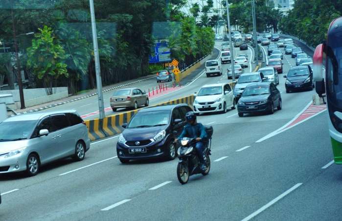 馬路上的摩托車主像賽手，汽車避讓人提醒 去這些國家請注意安全